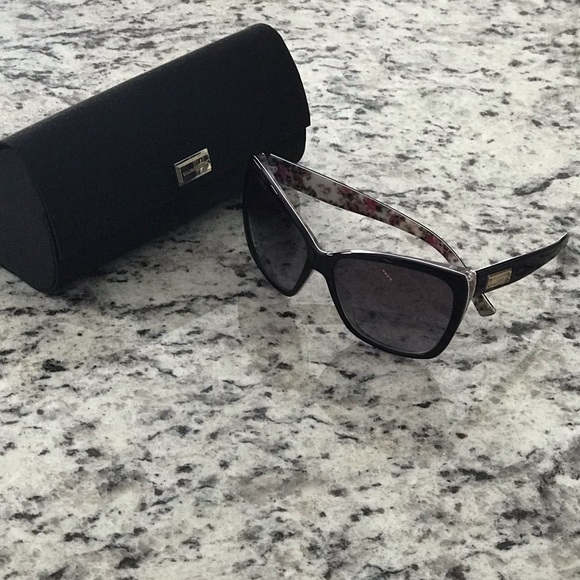 Traded Dolce and Gabbana Sunglasses - Picture 2 of 5